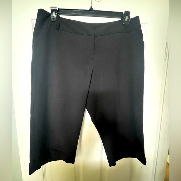Worthington Petite Modern Fit Knee Length Black Shorts Size 16P - Picture 1 of 8